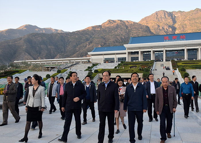 全國(guó)、省市政協(xié)委員體驗(yàn)蘭渝鐵路、視察階州廣場(chǎng)