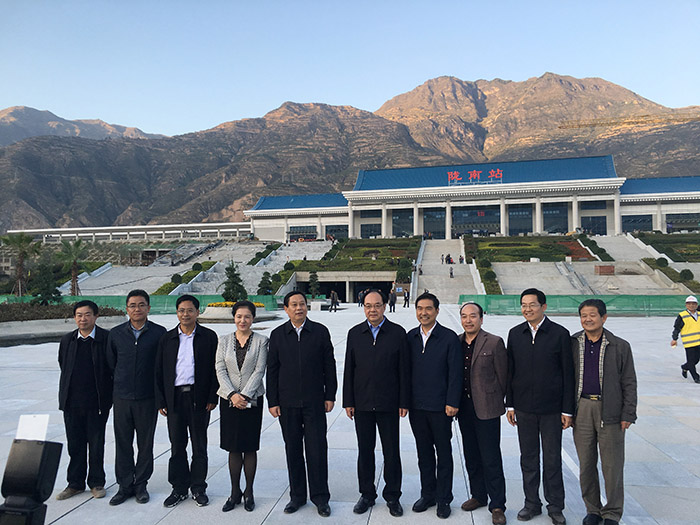 全國(guó)、省市政協(xié)委員體驗(yàn)蘭渝鐵路、視察階州廣場(chǎng)
