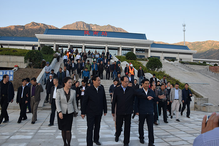 全國(guó)、省市政協(xié)委員體驗(yàn)蘭渝鐵路、視察階州廣場(chǎng)