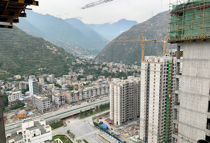 匠心傾注、喜封金頂——龍江?雙子座商住小區(qū)主體順利封頂