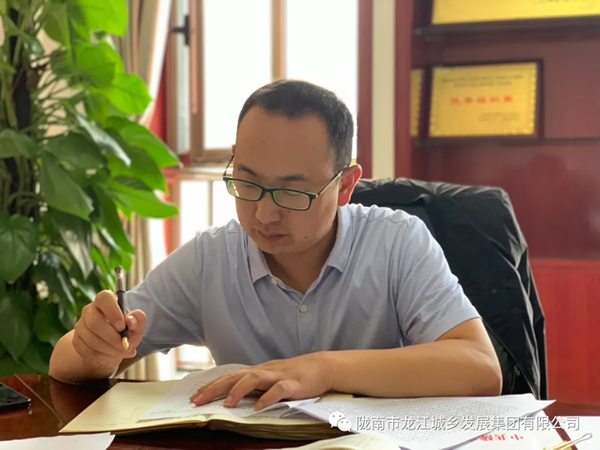 市龍江集團(tuán)“不忘初心、牢記使命”主題教育讀書(shū)班舉行結(jié)班式