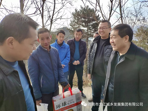 市龍江集團在文縣橋頭鎮(zhèn)安子坡村開展“解難題、辦實事、送溫暖”活動