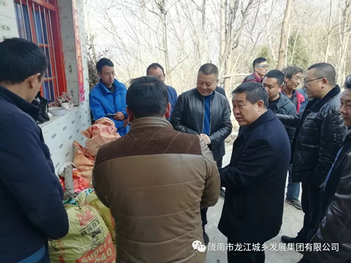 市龍江集團在文縣橋頭鎮(zhèn)安子坡村開展“解難題、辦實事、送溫暖”活動