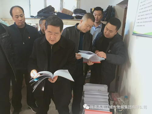 市龍江集團在文縣橋頭鎮(zhèn)安子坡村開展“解難題、辦實事、送溫暖”活動