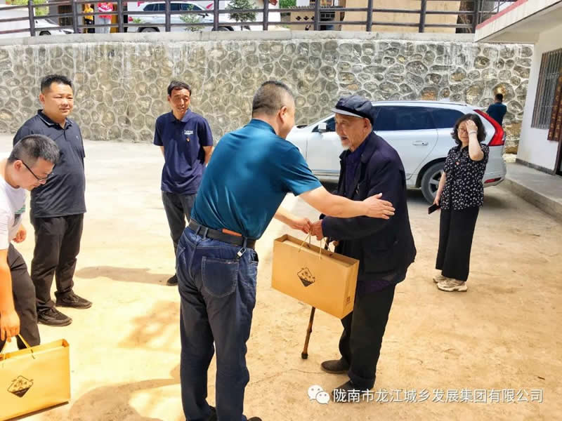 “感黨恩、憶黨史”，--市龍江城鄉(xiāng)發(fā)展集團(tuán)公司開(kāi)展慶祝建黨99周年主題黨日活動(dòng)